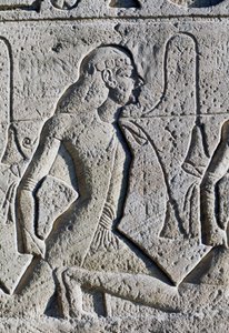 Reliéf zobrazující černošské a asijské zajatce z bitvy u Kadeše, detail z podstavce trůnů na fasádě Velkého chrámu Ramsese II., Abú Simbel (Seznam světového dědictví UNESCO) od Egyptian 19th Dynasty