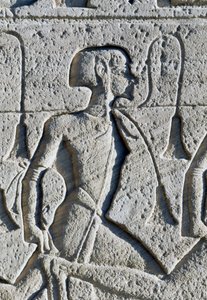 Reliéf zobrazující zajatce z bitvy u Kadeše, detail z podstavce trůnů na fasádě Velkého chrámu Ramsese II., Abú Simbel (Seznam světového dědictví UNESCO) od Egyptian 19th Dynasty