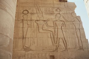 Reliéf zobrazující bohyni s lví hlavou Mut představující Ramesse II trůnícímu Amonovi, který mu dává ankh, z Velké hypostylové síně, Nová říše