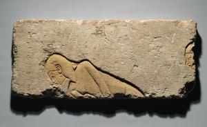 Reliéf zobrazující dva klanějící se muže, z Tell el-Amarna, Nová říše, cca 1352-1336 př. n. l. (vápenec)