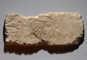 Reliéf ženy, možná z Tell el-Amarna, Nová říše, kolem 1353-1336 př.nl (vápenec)