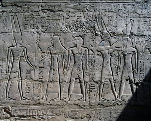 Scény obětování bohům, reliéf, vnitřní stěny Velké hypostylové síně, chrámový komplex Karnak (Seznam světového dědictví UNESCO) od Egyptian 19th Dynasty