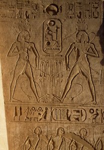 Spojení Horního a Dolního Egypta a kartuše faraona, reliéf na podstavci trůnů, Chrám Ramsese II, Abú Simbel, Egypt, Nová říše, 19. dynastie od Egyptian 19th Dynasty