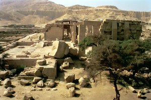 Pohled z vrcholu prvního pylonu ukazující padlý kolos Ramesse II (1279-1213 př.nl) v Prvním dvoře, Nová říše od Egyptian 19th Dynasty