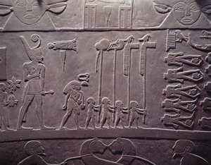 Narmerova paleta: ceremoniální paleta zobrazující krále Narmera s červenou korunou Dolního Egypta, prohlížejícího svázané a setnuté vězně, nalezená v Hierakonpolis, rané dynastické období, cca 3000 př.n.l.