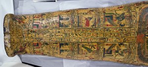 Detail obálky mumie Nesjamuna, pravděpodobně nalezené v Deir El-Bahri, Nová říše, cca 1100 př. n. l. (lakované dřevo) od Egyptian 20th Dynasty