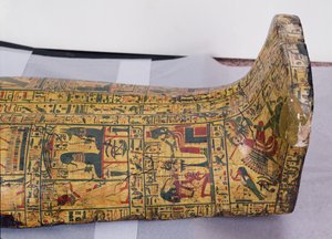 Detail spodního vnějšího krytu mumie Nesjamuna, pravděpodobně nalezeného v Deir El-Bahri, Nová říše, cca 1100 př. n. l. (lakované dřevo) od Egyptian 20th Dynasty