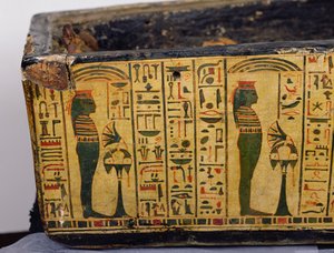 Detail vnější základny rakve mumie Nesjamuna, pravděpodobně nalezené v Deir El-Bahri, Nová říše, cca 1100 př. n. l. (lakované dřevo) od Egyptian 20th Dynasty