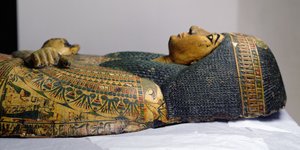 Detail vnějšího víka rakve mumie Nesjamuna, pravděpodobně nalezeného v Deir El-Bahri, Nová říše, cca 1100 př. n. l. (lakované dřevo) od Egyptian 20th Dynasty