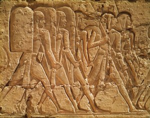 Reliéf zobrazující služebníky nesoucí provaz a zbraně ze zádušního chrámu Ramesse III. (asi 1184–1153 př. n. l.) Nová říše