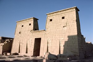 Jižní průčelí a pylon chrámu Khonsu, Nová říše, cca 1100 př.nl