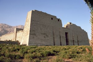 Pohled na první pylon zádušního chrámu Ramesse III. (asi 1184-1153 př. n. l.) Nová říše