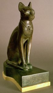 Soška kočky představující bohyni Bastet s kartuší Psamtek I, období Saite, cca 664-610 (bronz a zlato)