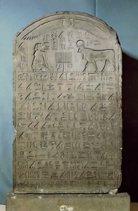 Stela připomínající pohřeb býka Apisa za vlády Ahmose II (Amasis) ze Serapea v Sakkáře, pozdní období, 547 př.nl (vápenec)