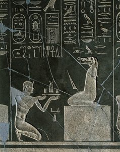 Doleritský reliéf Nectanebo I., krále nabízejícího dar démonovi s krokodýlí hlavou, z Heliopolis v chrámu Atum