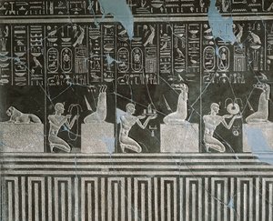 Doleritský reliéf Nectanebo I., krále nabízejícího dary démonovi, z Heliopolis v chrámu Atum