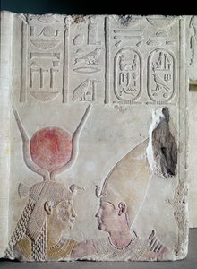 Nectanebo II (360-343 př.nl) v objetí bohyně Isis, fragment ze dveří, pozdní období, cca 358-341 př.nl (malovaný vápenec) (viz také 172244)