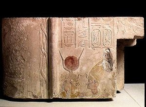 Nectanebo II (360-343 př.nl) v objetí bohyně Isis, fragment ze dveří, pozdní období, cca 358-341 př.nl (malovaný vápenec) (viz také 172243)