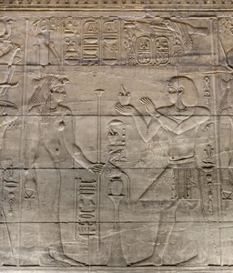 Reliéfy ve vnitřní svatyni, chrám Philae, Asuán, Egypt