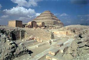 Komplex Džosera včetně stupňovité pyramidy a vchodu do ohrady, egyptský, Stará říše