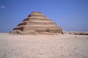 Egyptský starověk: Pohled na pyramidu Sakkarah. Stavba Imhotepa pro krále Djesera (kolem 2 700 př. n. l.) (3. dynastie) Saqqarah, Egypt