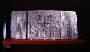 Římsa falešných dveří z hrobky mastaby zobrazující majitele hrobky Shery, vysokého úředníka dynastie IV a jeho manželky Khentetky, Sakkára, Stará říše (vápenec) od Egyptian 4th Dynasty