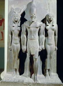 Triáda Menkaure (Mycerinus) s bohyní Hathor a bohyní nome Aphroditopolis, převzato z údolního chrámu pyramidy Menkaure v Gíze, Stará říše, kolem 2529 př. n. l. (břidlice) (viz