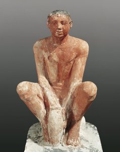 Egyptská civilizace, malovaná vápencová socha zobrazující muže modelující hlínu, ze Sakkáry, Egypt, kolem 2465 5. století před naším letopočtem (vápenec)