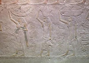Ženy zosobňující domény smrti a přinášející obětiny z Mastaby z Akhutotepu, Stará říše (malovaný vápenec) od Egyptian 5th Dynasty