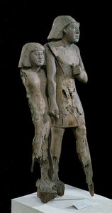 Anonymní pár známý jako Memphis Couple, Old Kingdom (akáciové dřevo) (viz také 105656)