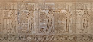 Egyptský starověk: průvod božstev - Detail východní stěny chrámu bohyně Hathor a Denderah, Egypt - Egyptská civilizace: průvod božstev, vytesaný na stěně chrámu Hathor (nebo chrámu Tentyra) v Denderah, postavený pod čt. od Egyptian 6th Dynasty