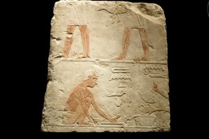 Fragment reliéfu znázorňující přípravu jídla (vápenec)
