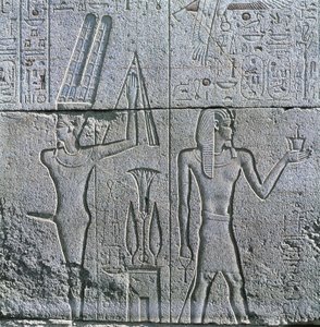 Egypt, starověké Théby, Luxor, Karnak, reliéf boha Mína a Filipa III. Arrhidese ve Velkém Amonově chrámu od Egyptian Egyptian