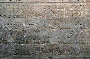 Egyptský starověk: Král Alexandr Veliký přinášel oběti bohu Amon Min (Amon-Min). Detail nízkého reliéfu. Kaple posvátné lodi, chrám v Luxoru, Egypt.
