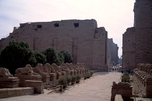 Egyptský starověk: alej (dromos) criosfingy (Sfinga v čele beliers) v Karnaku, Luxor, Egypt od Egyptian Egyptian