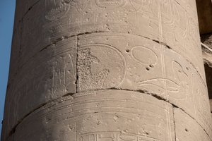 Egyptský starověk: detail sloupu s nábojnicí vymazanou kvůli „damnatio memoriae“, vymazání nábojnic některých faraonů, které jejich nástupci považovali za kacířské, Chrám Luxor. Východní břeh (Théby), Egypt od Egyptian Egyptian