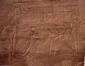 Egyptský starověk: reliéf zdobící stěny chrámu v Karnaku (Karnak), Egypt. od Egyptian Egyptian
