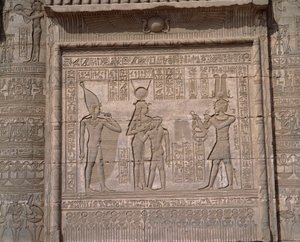 Egyptský starověk: pohled na nízké reliéfy chrámu bohyně Hathor v Dendeře od Egyptian Egyptian