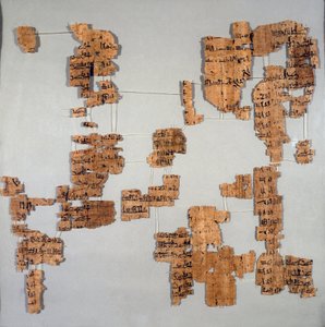 Egyptská antikitida: fragmenty papyru známého jako Royal Canon nebo „Papyrus royal“ obsahující seznam faraonů od 1. do 17. dynastie. Turín, egyptské muzeum od Egyptian Egyptian