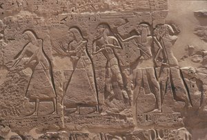 Reliéf písaře a zajatce v opevněném chrámu Ramsese III. v Medinet Habu od Egyptian Egyptian