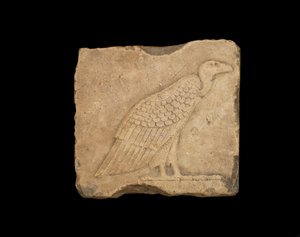 Kvádr se stojícím supem na jedné straně a se sovou na druhé straně, obojí v nízkém reliéfu, ptolemaiovské období, 305-30 př. n. l. (vápenec)