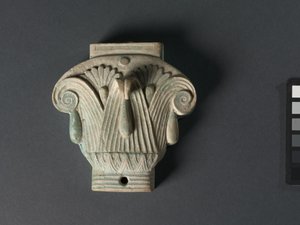 Krabice (Pyxis) ve formě složeného kapitálu, 305-30 př.nl (bledá modrá fajáns červenka) od Egyptian Ptolemaic Period