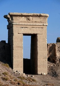 Egyptský starověk: Pohled na oblouk severní brány, chrám Hathor, Dendera, Egypt od Egyptian Ptolemaic Period