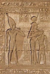 Egyptský starověk: Římská mammisi připomínající narození Ihyho, syna Hathor - Detail reliéfů a hieroglyfů: bohyně Isis - Hathor kojící svého syna Ihi (Ihy) a za ní další obraz Ihi s prstem v ústech, který naznačuje, že je A od Egyptian Ptolemaic Period