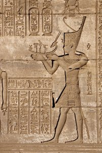 Egyptský starověk: Římské mammisi připomínající narození Ihyho, syna Isis - Detail reliéfů a hieroglyfů, Chrám Hathor, Denderah, Egypt - Egyptská civilizace: muž nesoucí symbolickou kůru, detail římské mammisi, připomínající narození od Egyptian Ptolemaic Period