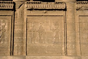 Egyptský starověk: Římské mammisi připomínající narození Ihyho, syna Isis. Chrám Hathor, Denderah, Egypt od Egyptian Ptolemaic Period