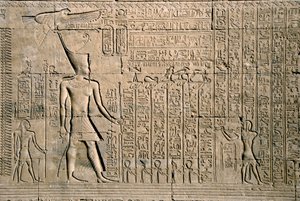 Egyptský starověk: vnější reliéf s hieroglyfy. Chrám Hathor, Denderah, Egypt - egyptská civilizace: hierogyfy a postavy vytesané na stěně chrámu Hathor (nebo chrámu Tentyra) v Denderah, postaveného za vlády Pepiho I. (asi 2250 př. n. l.) - od Egyptian Ptolemaic Period