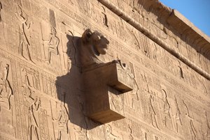 Egyptská starožitnost: chrlič lví hlavy, chrám Hathor, Dendera, Egypt od Egyptian Ptolemaic Period