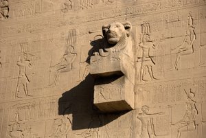 Egyptská starožitnost: chrlič lví hlavy, chrám Hathor, Dendera, Egypt od Egyptian Ptolemaic Period