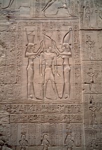 Egyptský starověk: nízký reliéf představující korunovaci krále Ptolemaia IV. Horův chrám, Edfu, Egypt